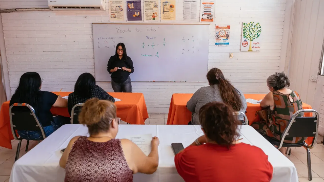 Personas en una brigada de registro del programa educativo en Guadalupe