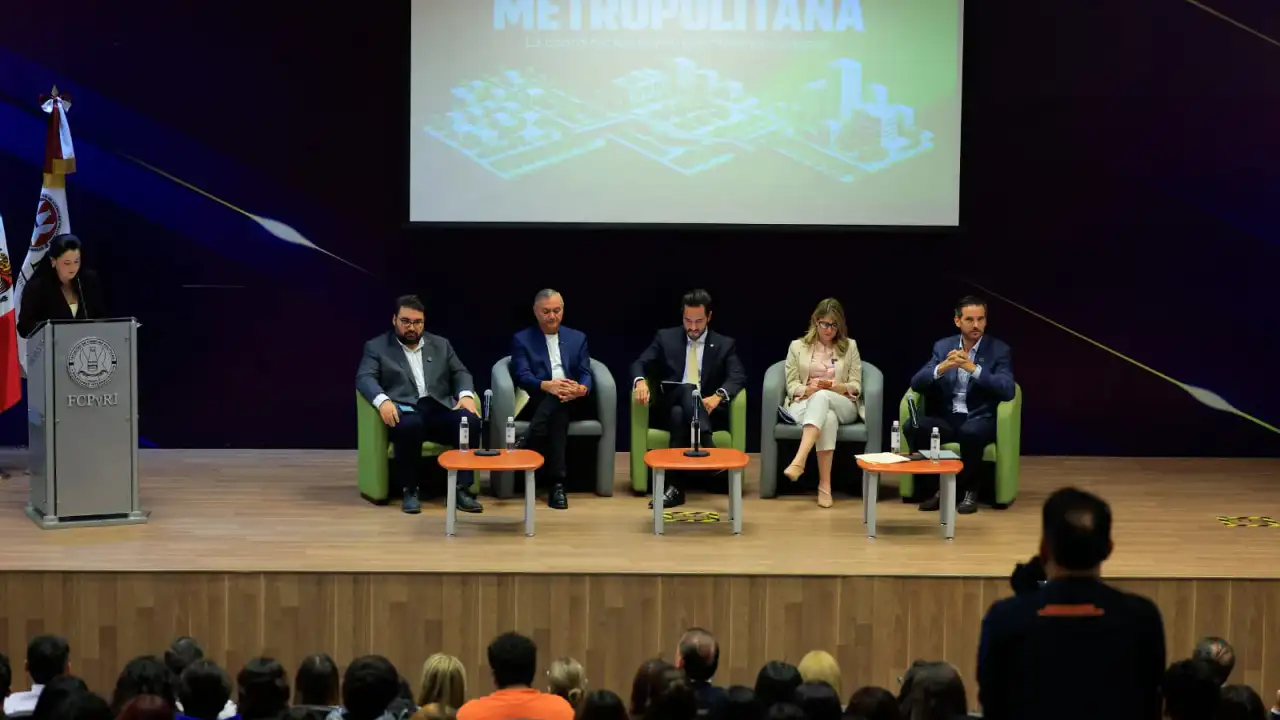 Alcalde Héctor García durante un foro universitario sobre coordinación metropolitana
