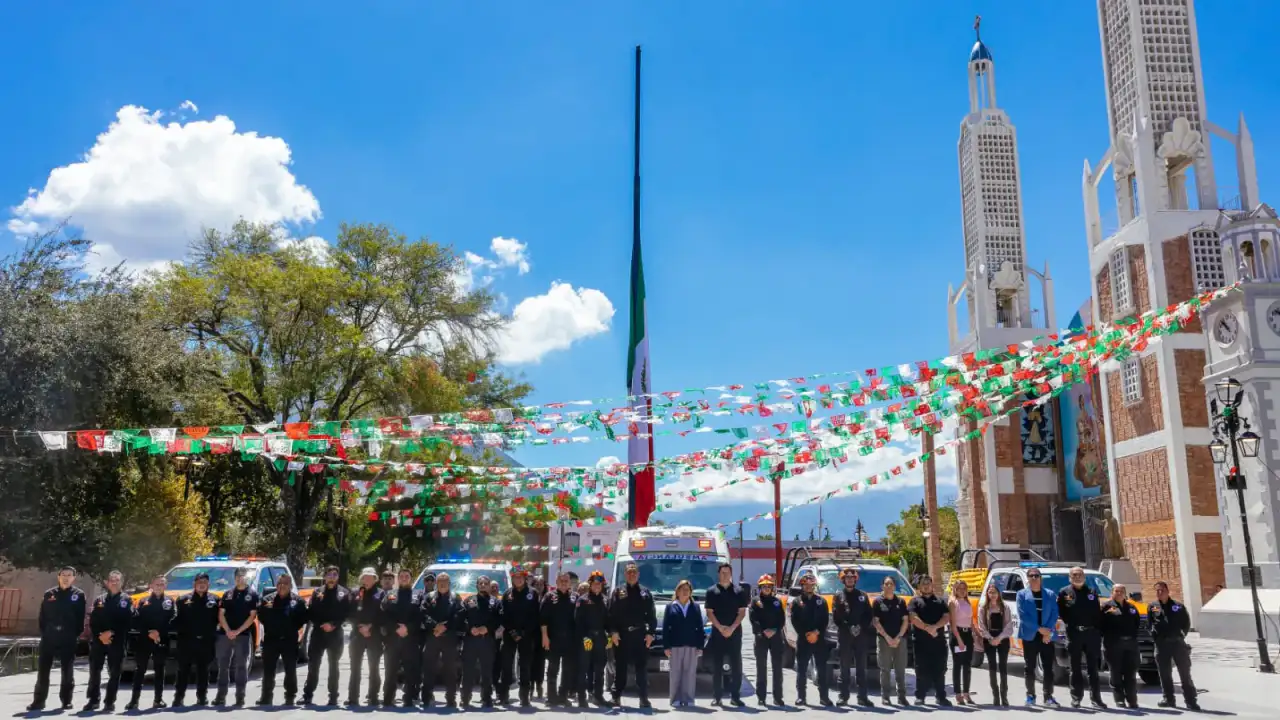 Personal municipal evacuando el Palacio de Guadalupe durante un simulacro de sismo
