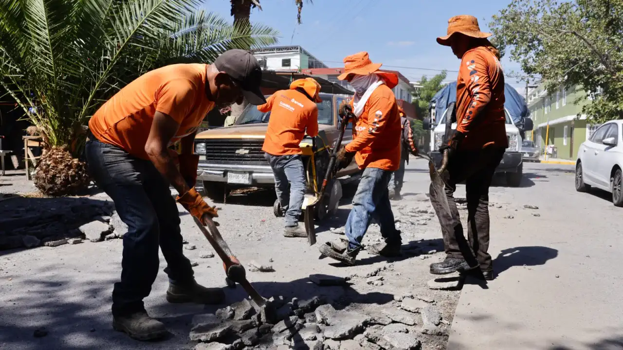 Trabajadores municipales reparan baches en una calle de la colonia El Sabino