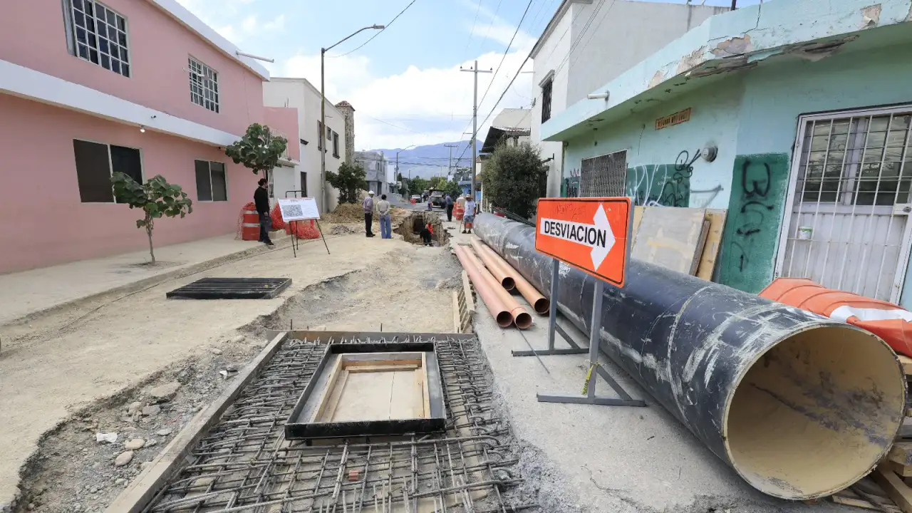 Trabajadores instalando tubería de drenaje en una calle de Guadalupe