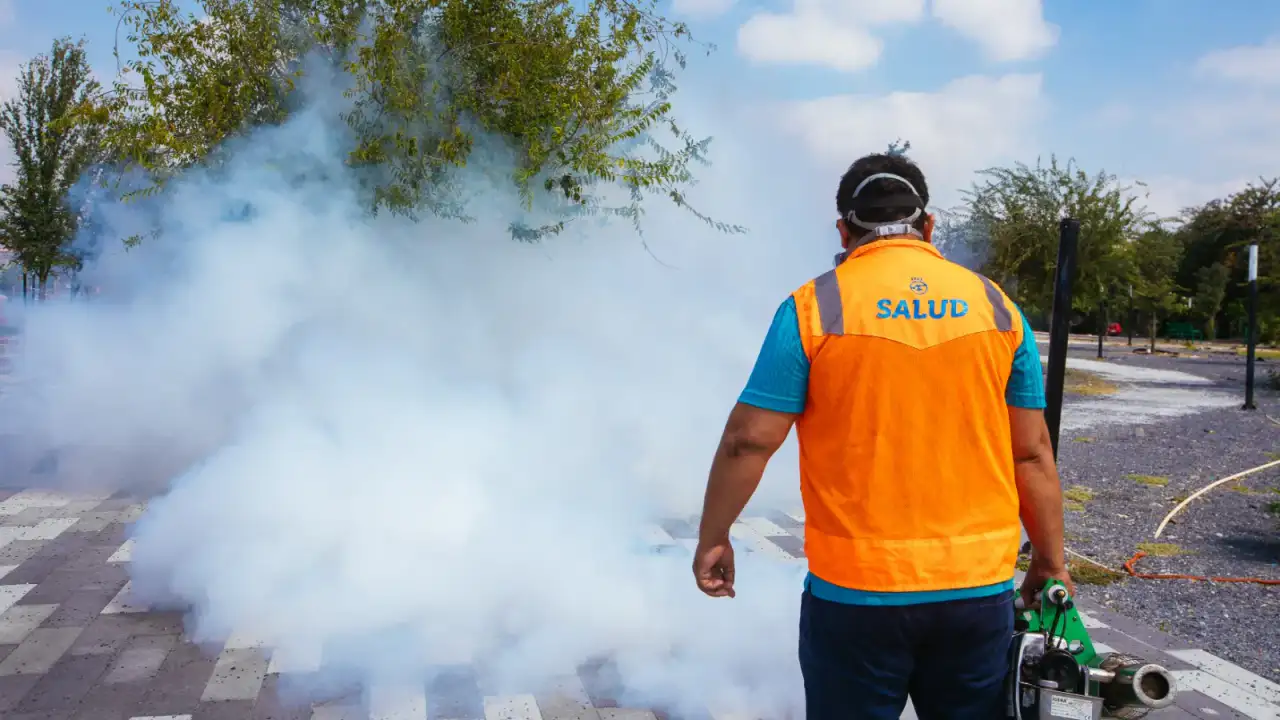 Fumigación contra dengue en colonia de Guadalupe, Nuevo León