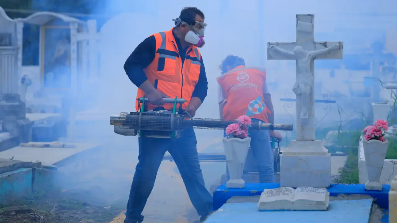 Personal de Protección Civil revisa pasillos y tumbas en un panteón de Guadalupe