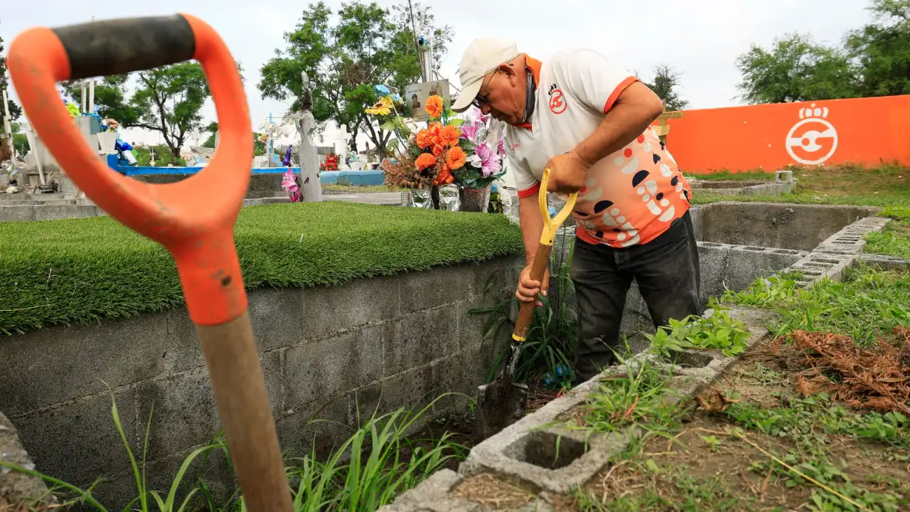 Personal municipal realizando labores de limpieza en un panteón de Guadalupe
