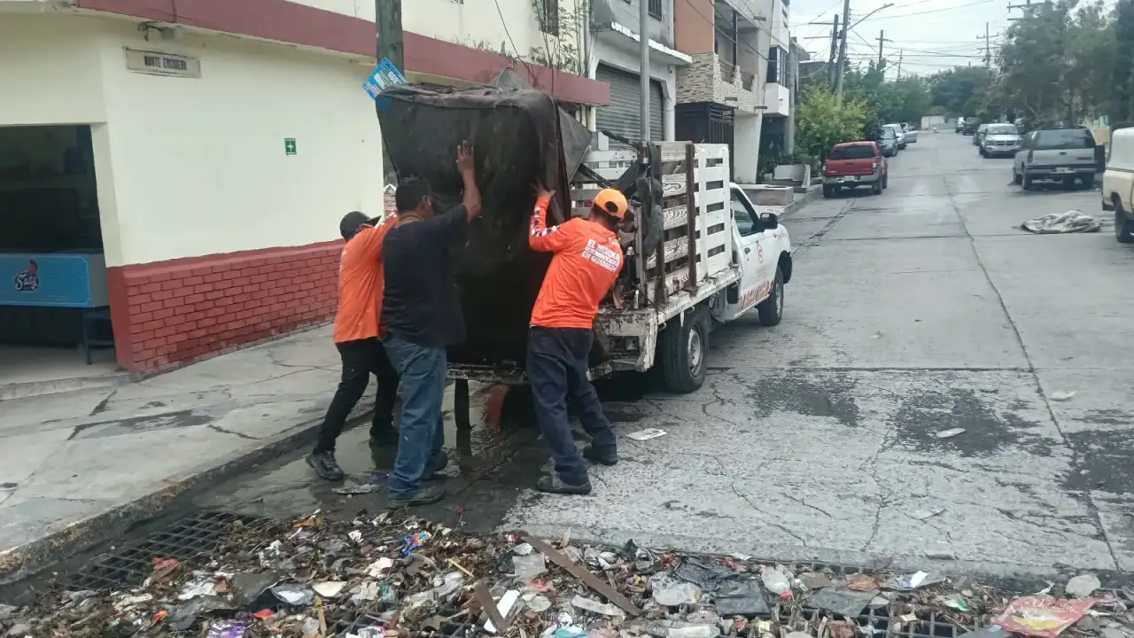 Cuadrillas de limpieza retiran escombro y basura en calles de Guadalupe