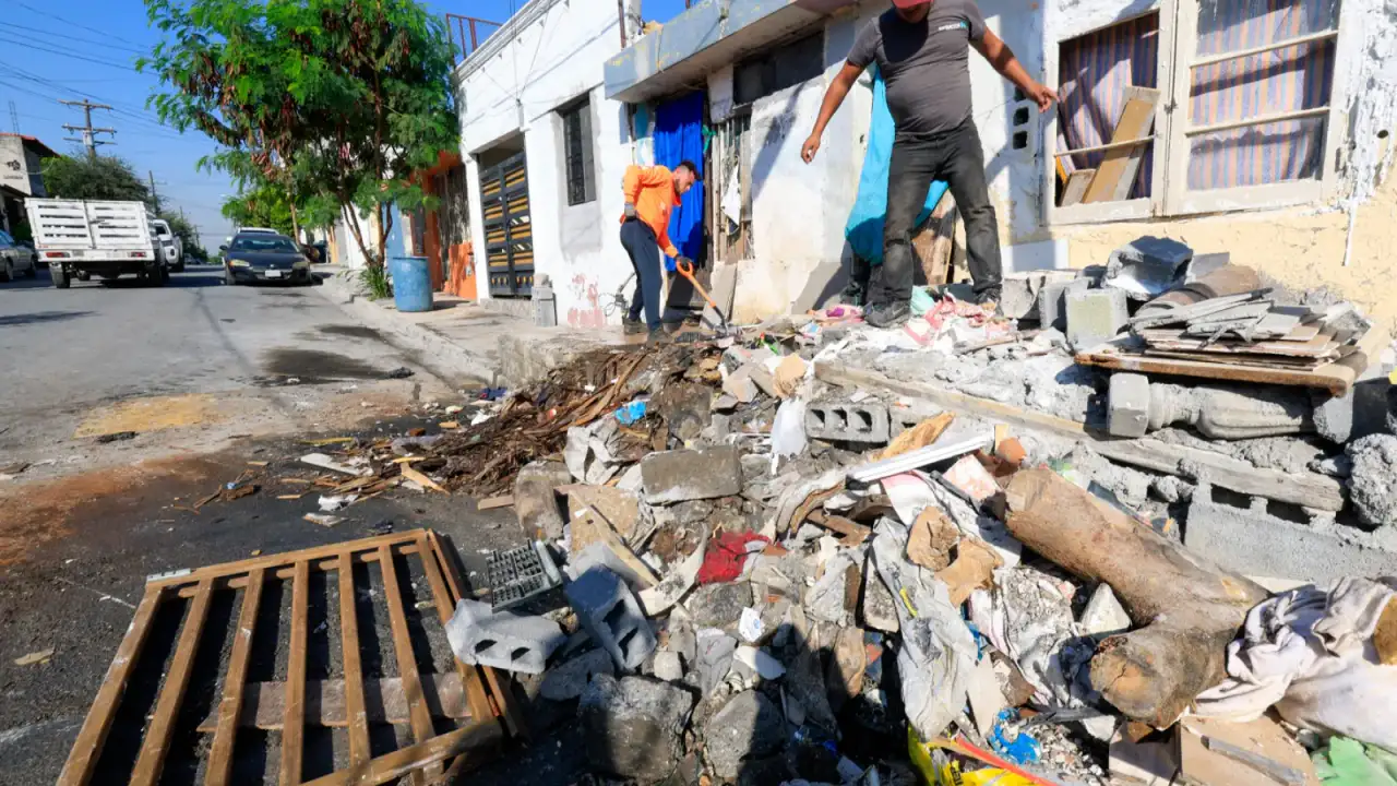 Camiones de limpieza y maquinaria pesada retiran cacharros en una calle de Guadalupe
