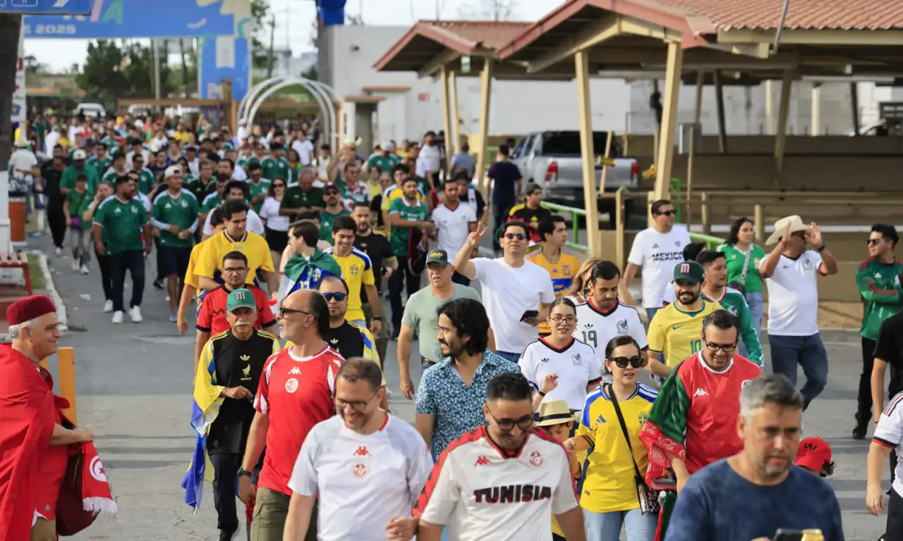 Estadio BBVA en Guadalupe con banderas de Marruecos y Países Bajos