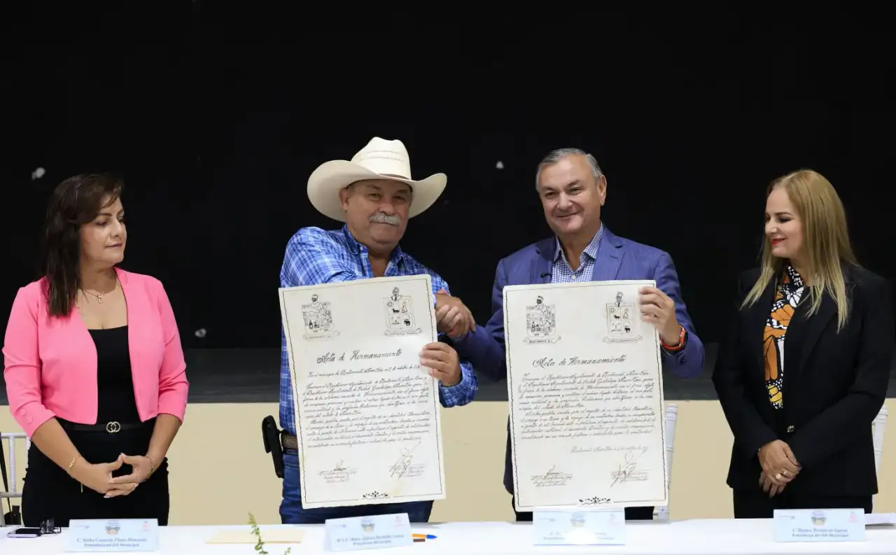 Autoridades municipales durante una sesión solemne de cabildo