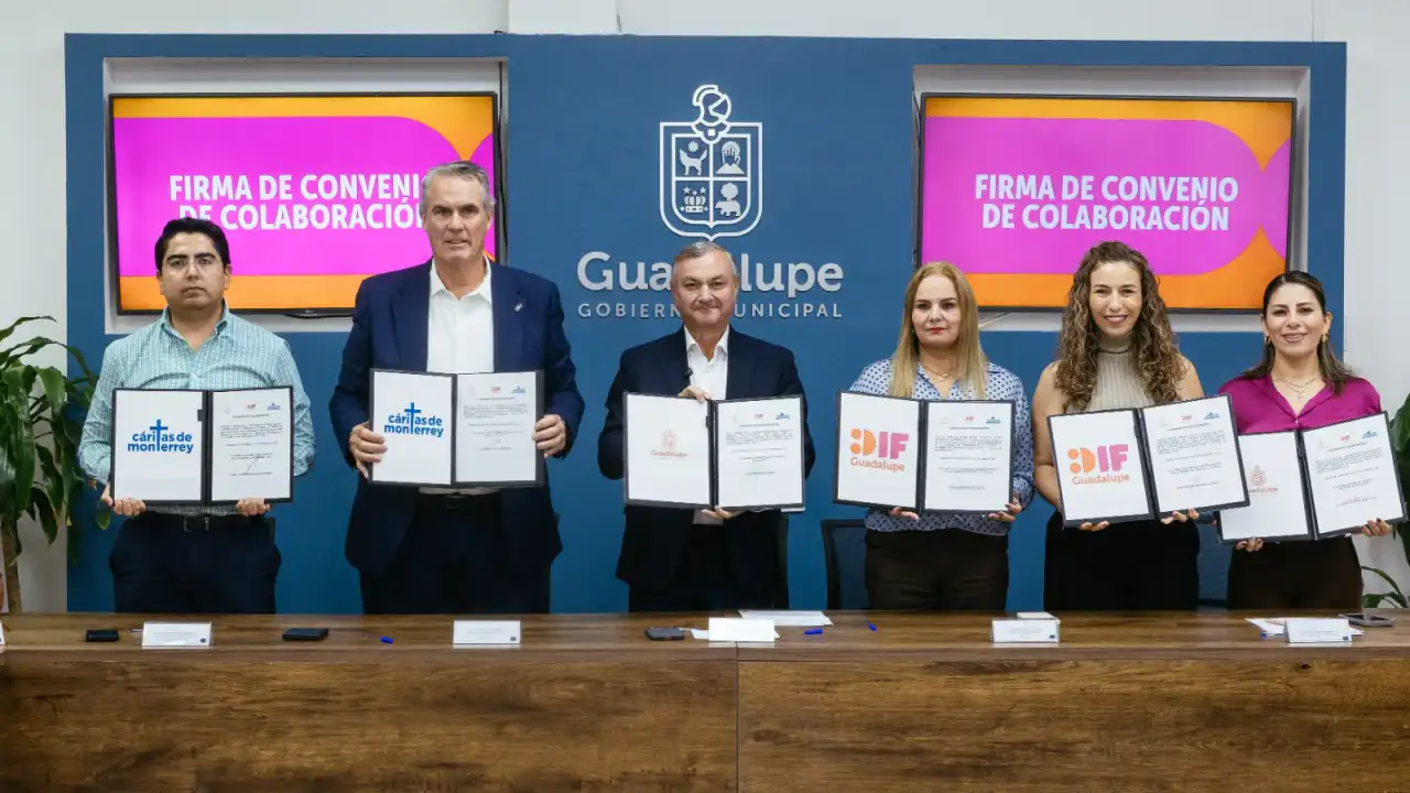 Firma de convenio entre autoridades municipales y representantes de Cáritas