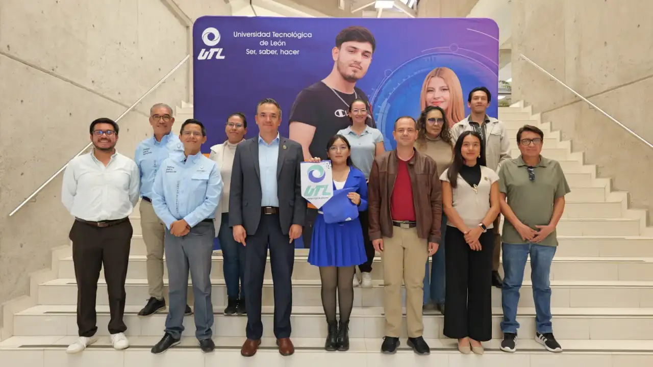 Estudiante de la Universidad Tecnológica de León durante su abanderamiento