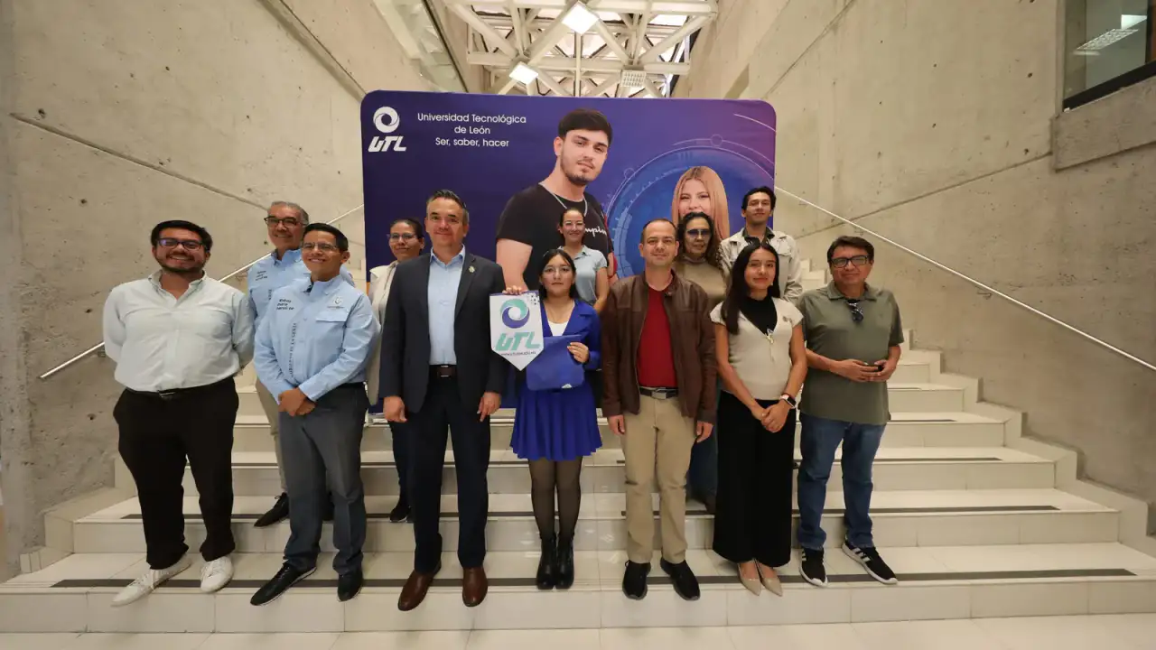 Estudiante durante un acto de abanderamiento en una universidad tecnológica