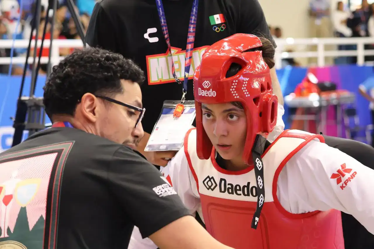 Saraí González López en el podio con su medalla de bronce en taekwondo