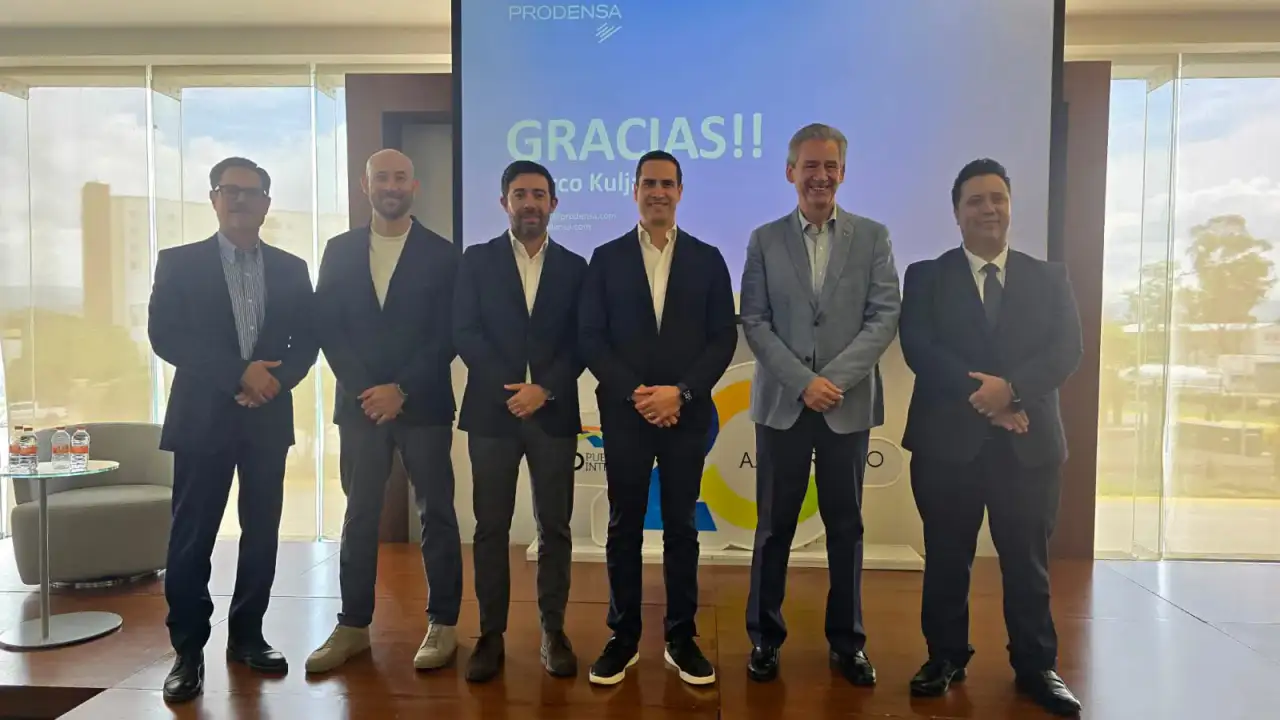 Panel de ponentes en foro empresarial de Guanajuato Puerto Interior con Prodensa