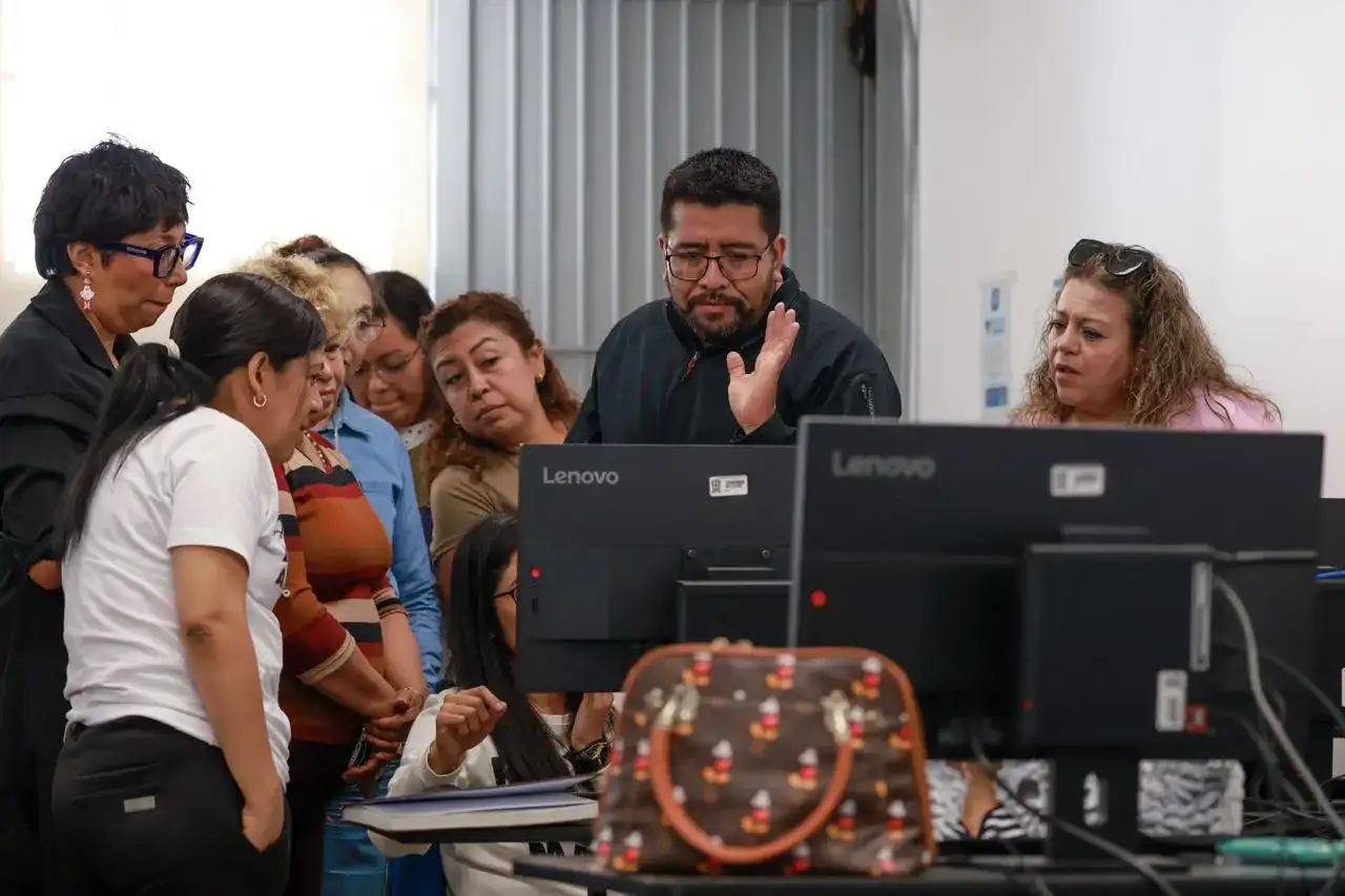Mujeres participan en un curso de capacitación en un centro comunitario de Guanajuato