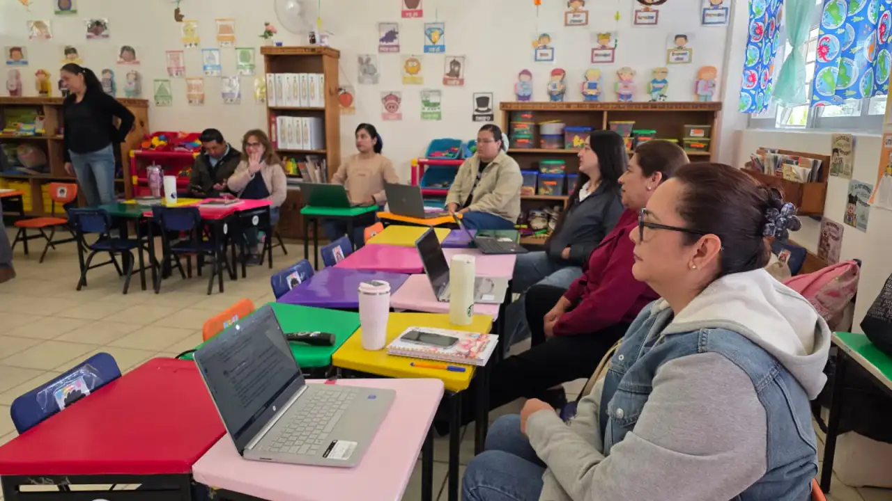Docentes reunidos en una sesión del Consejo Técnico Escolar en Guanajuato