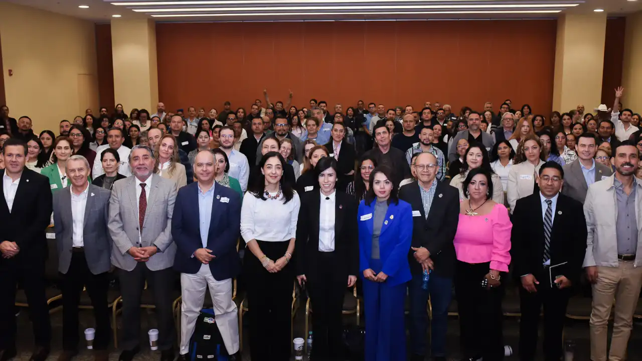 Representantes de organizaciones sociales reunidos en mesas de trabajo en el Poliforum León