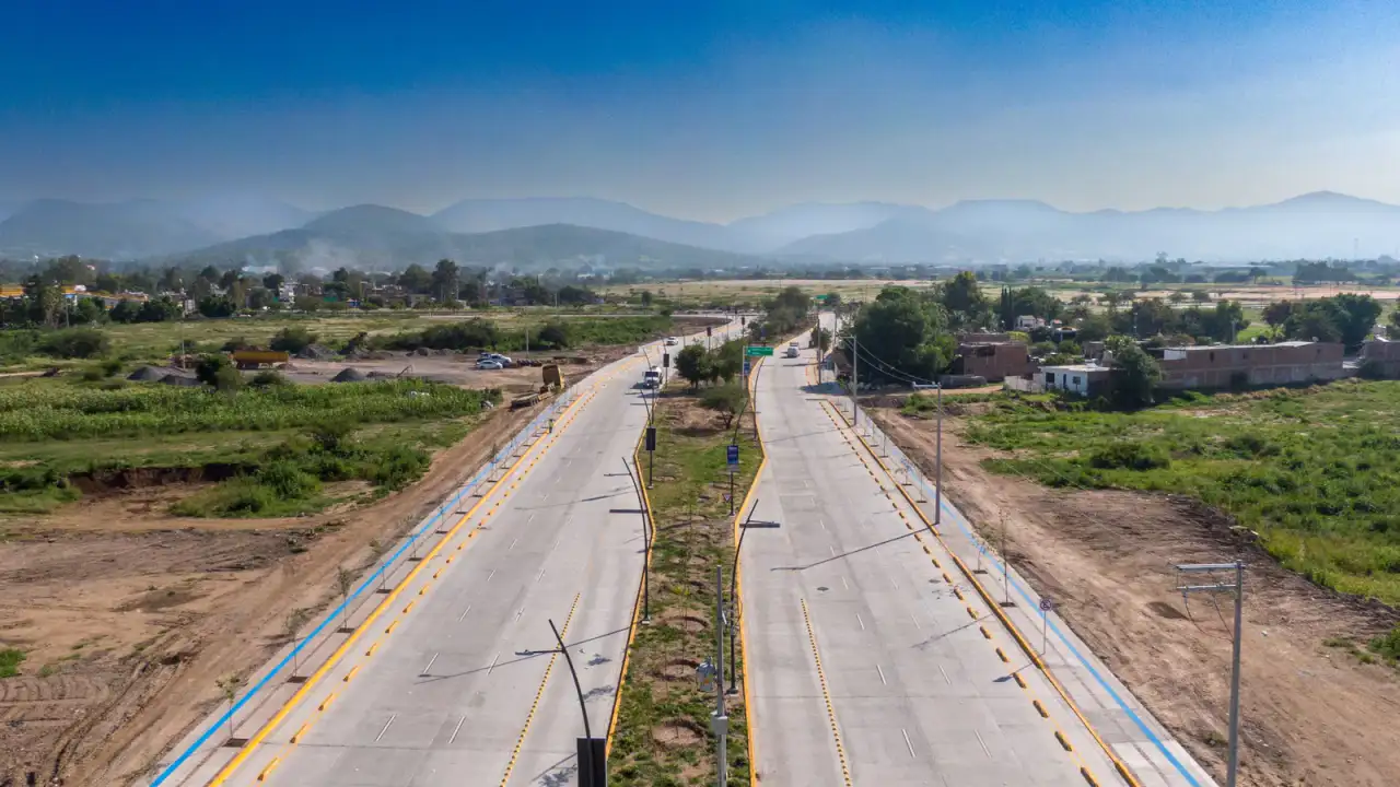 Tramo carretero en obras con maquinaria y señalamiento vial en Guanajuato