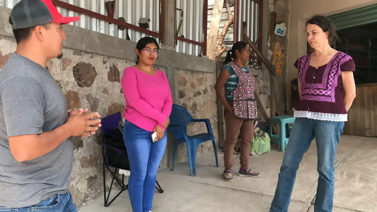 Autoridades estatales durante una visita de acompañamiento a un migrante en Santa Catarina, Guanajuato
