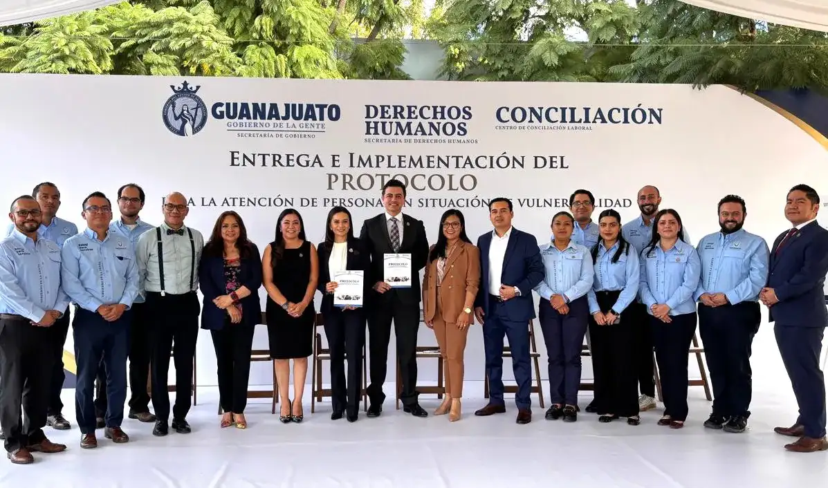 Personas en una sala de conciliación laboral durante una atención