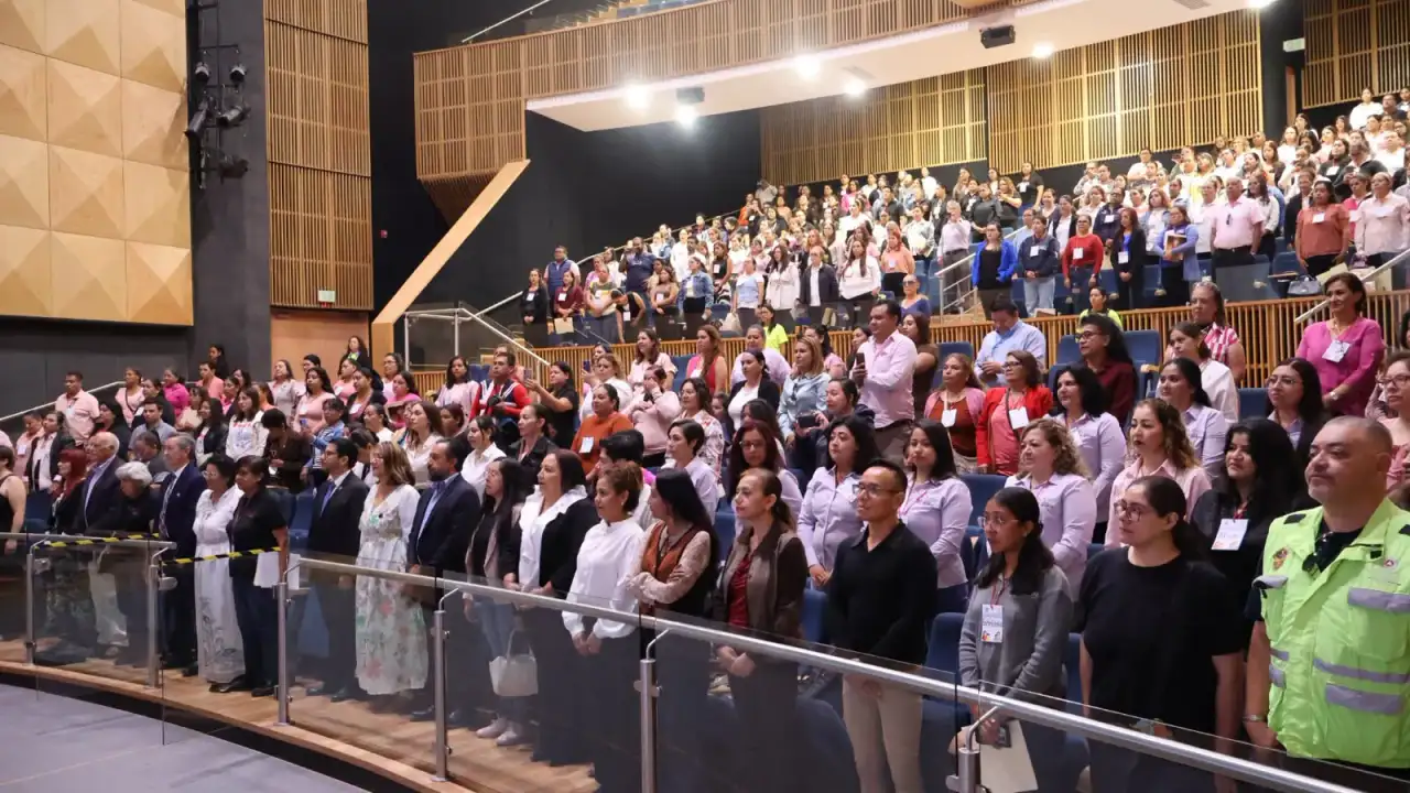 Personas participando en el Foro 'Infancia feliz, un sueño de todos' en Celaya