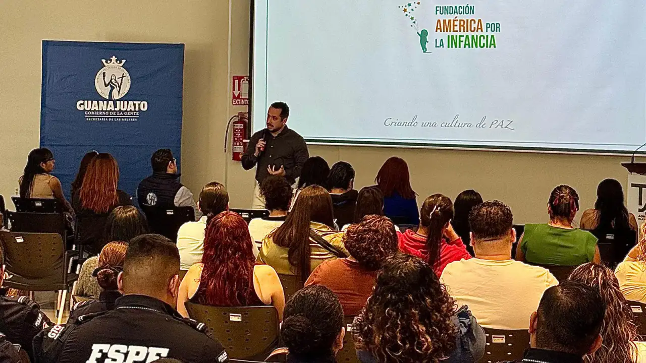Servidores públicos durante una capacitación sobre atención a infancias en Guanajuato