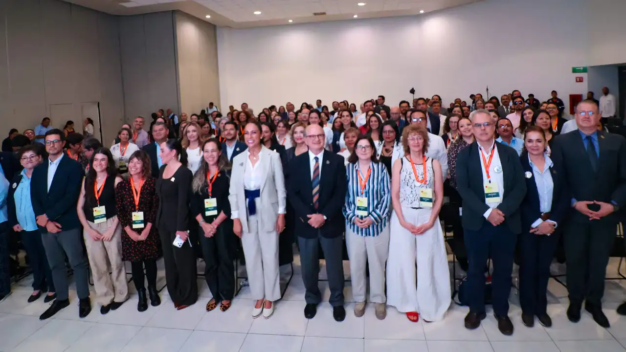 Docentes y especialistas durante una actividad de lectura en un aula de primaria