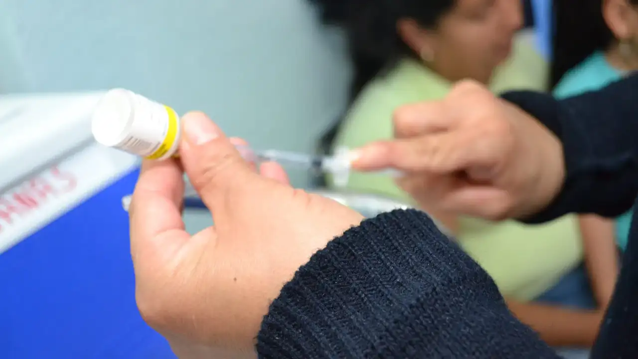 Personal de salud aplica vacuna contra sarampión en Guanajuato