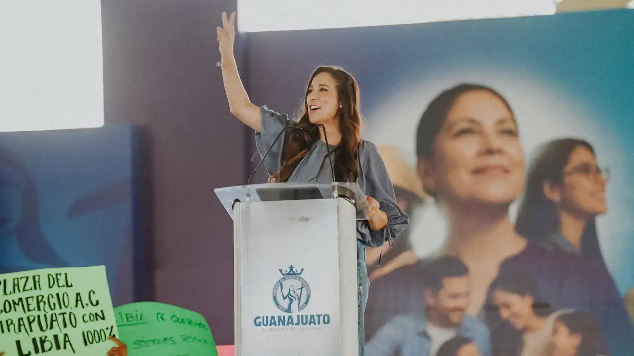 Familias reunidas durante un evento público en Salamanca, Guanajuato