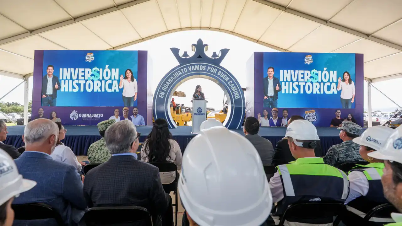 Gobernadora de Guanajuato durante presentación del programa de conservación carretera 2026