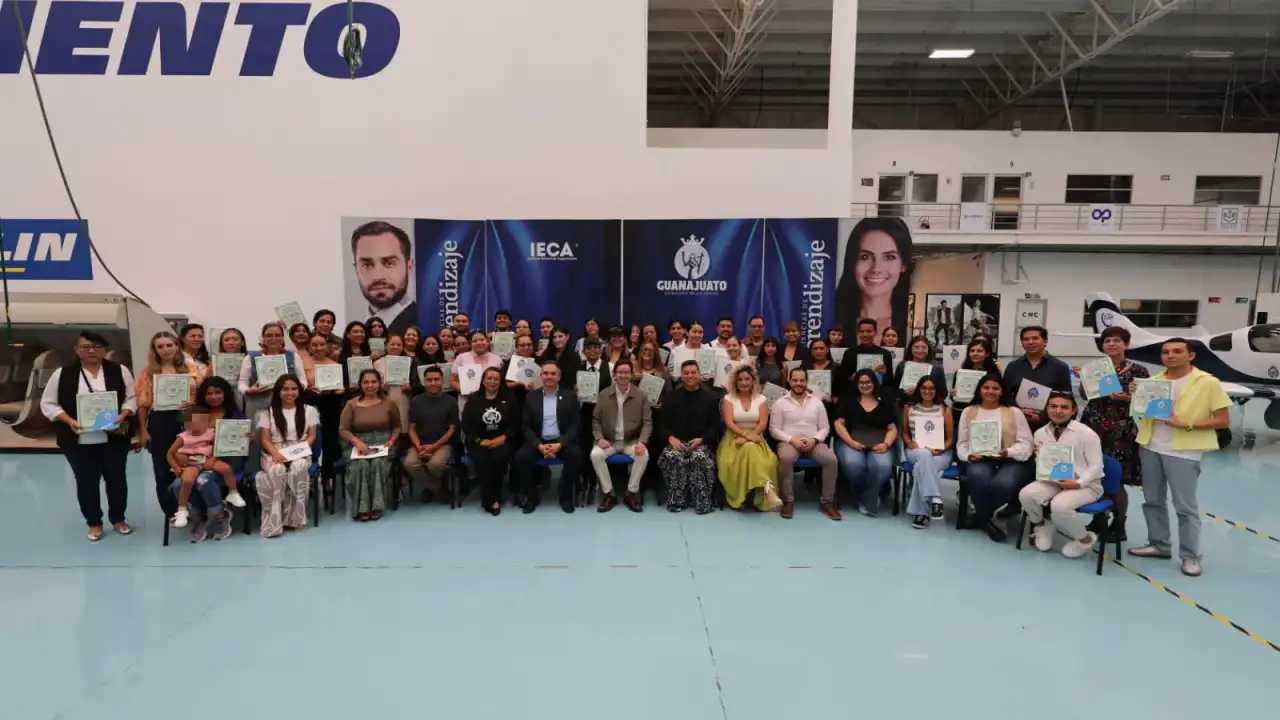 Participantes de MODA IN recibiendo constancias en evento oficial