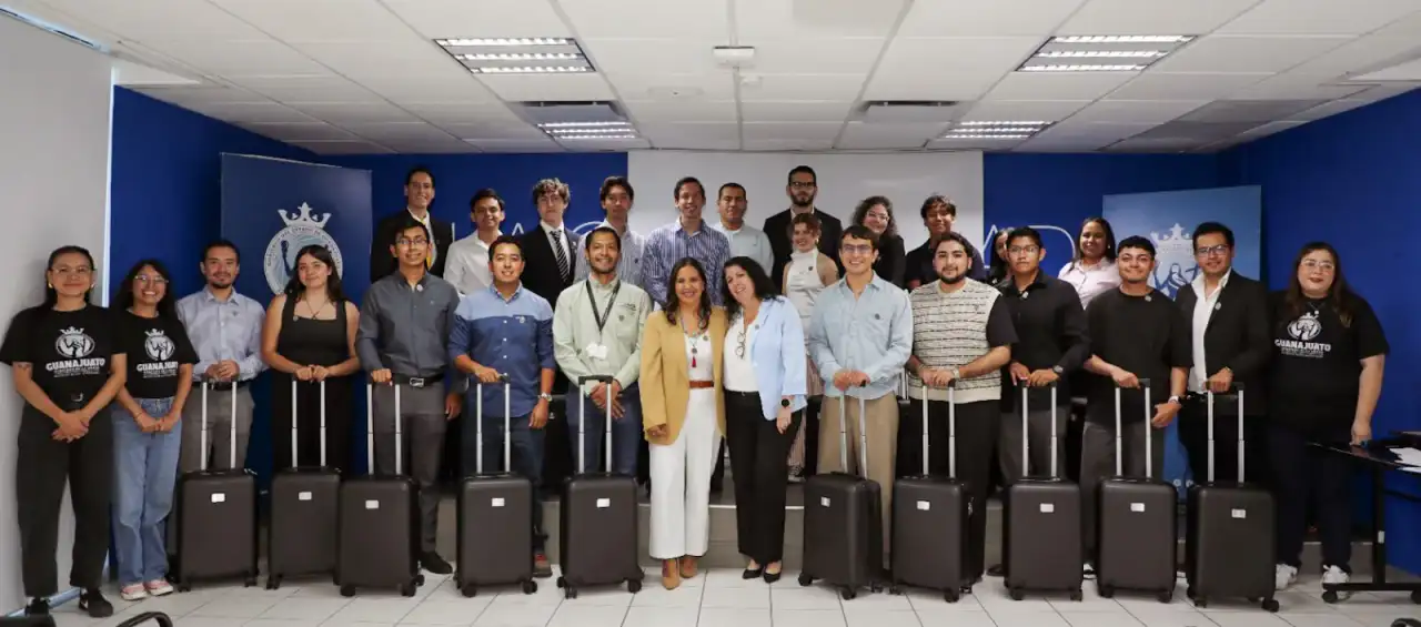 Jóvenes guanajuatenses durante el abanderamiento del programa Rumbo a Alemania