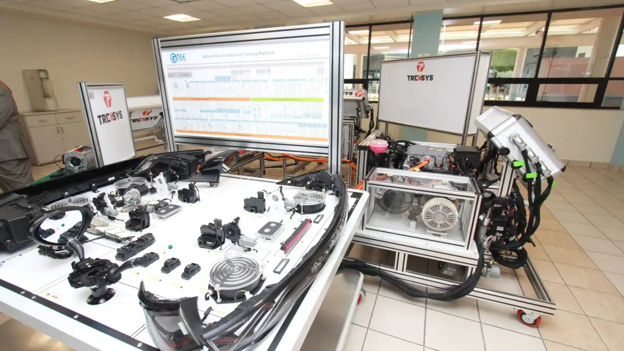 Autoridades cortan el listón inaugural del laboratorio de electromovilidad en el ITSUR