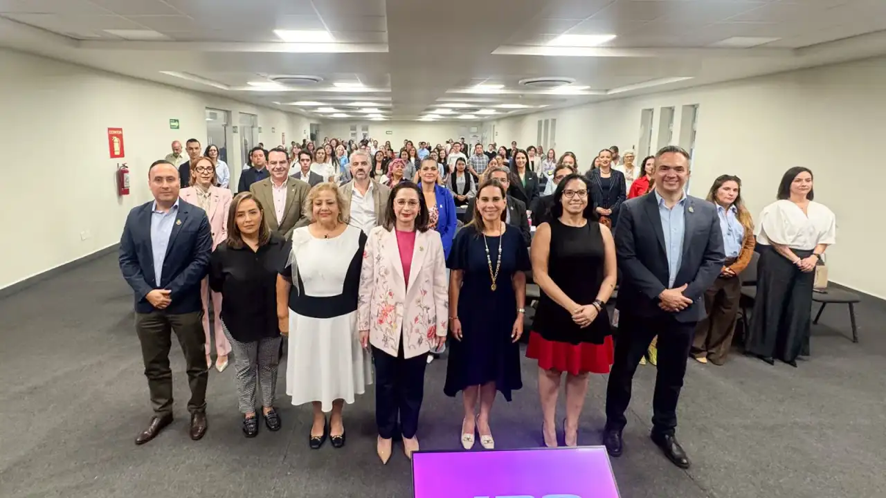 Mujeres en panel de Electronics Connect HER en Irapuato, Guanajuato