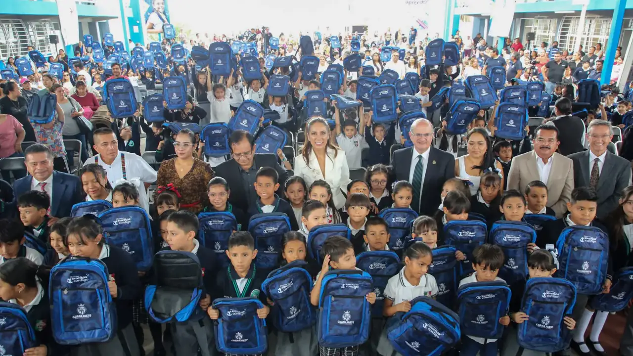 Entrega de paquetes de útiles escolares en una escuela primaria de Celaya