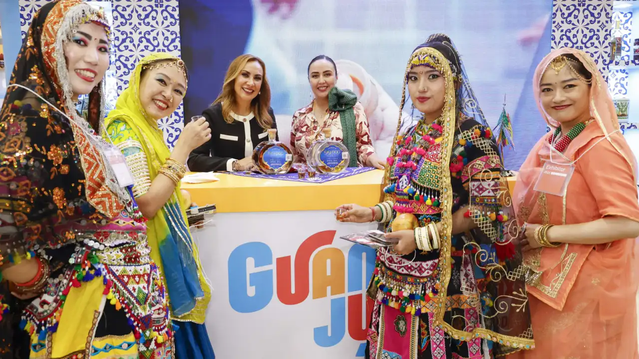 Artesanos y productos guanajuatenses exhibidos en una feria turística en Japón