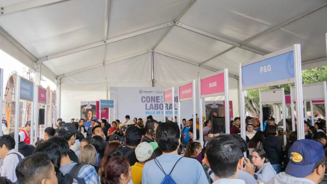 Personas buscando empleo y comerciantes en una jornada de apoyo económico en Guanajuato