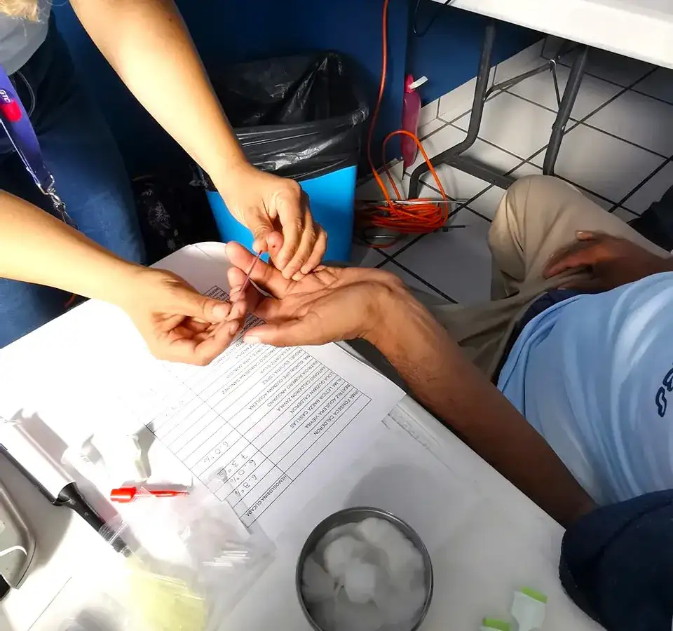 Muestra de gota gruesa para diagnóstico de paludismo en laboratorio