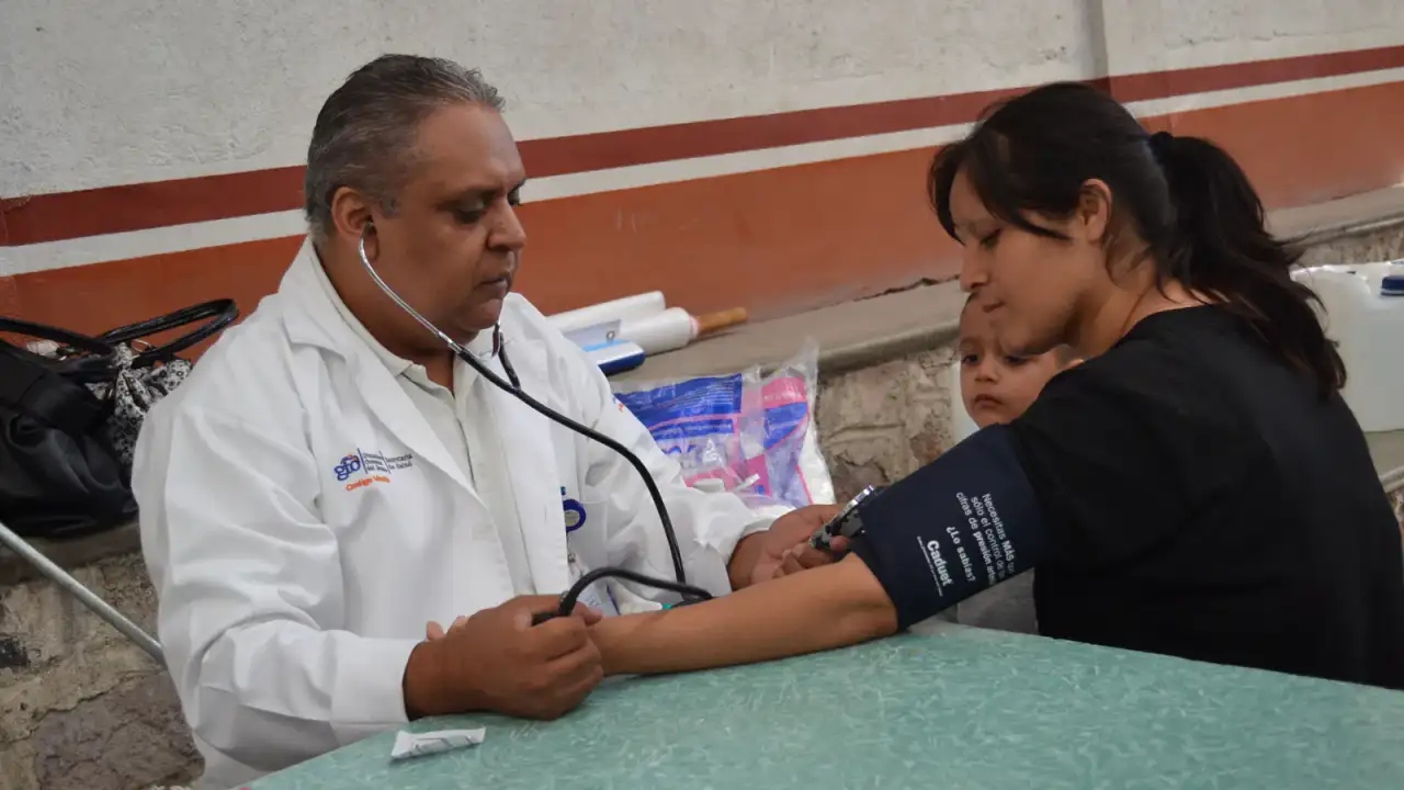 Personal de salud durante una capacitación en reanimación cardiopulmonar