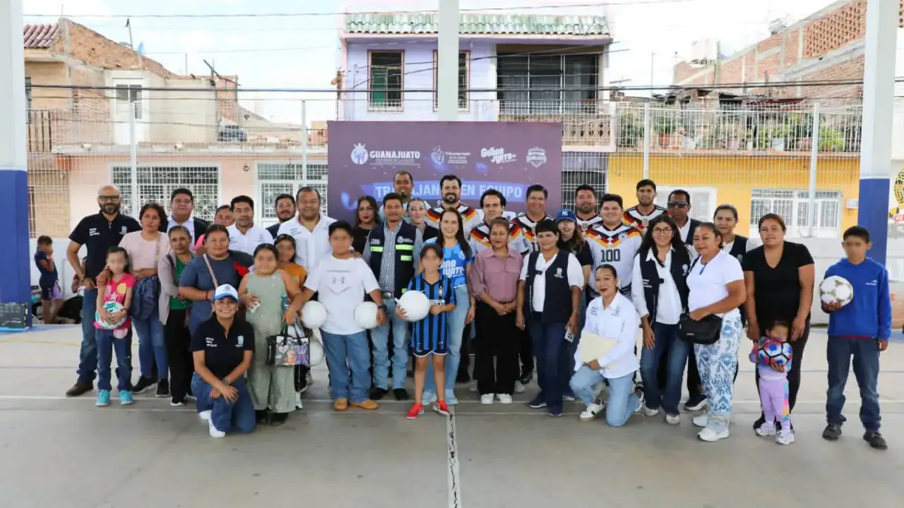 Entrega de balones de fútbol a niños en un evento comunitario en Silao