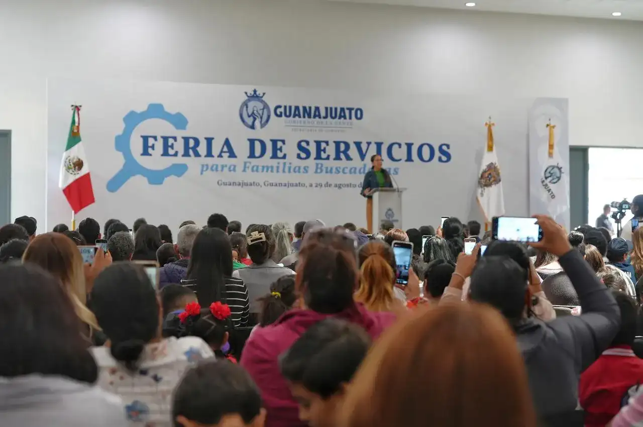Personas asisten a la Feria de Servicios para Familias Buscadoras en Guanajuato