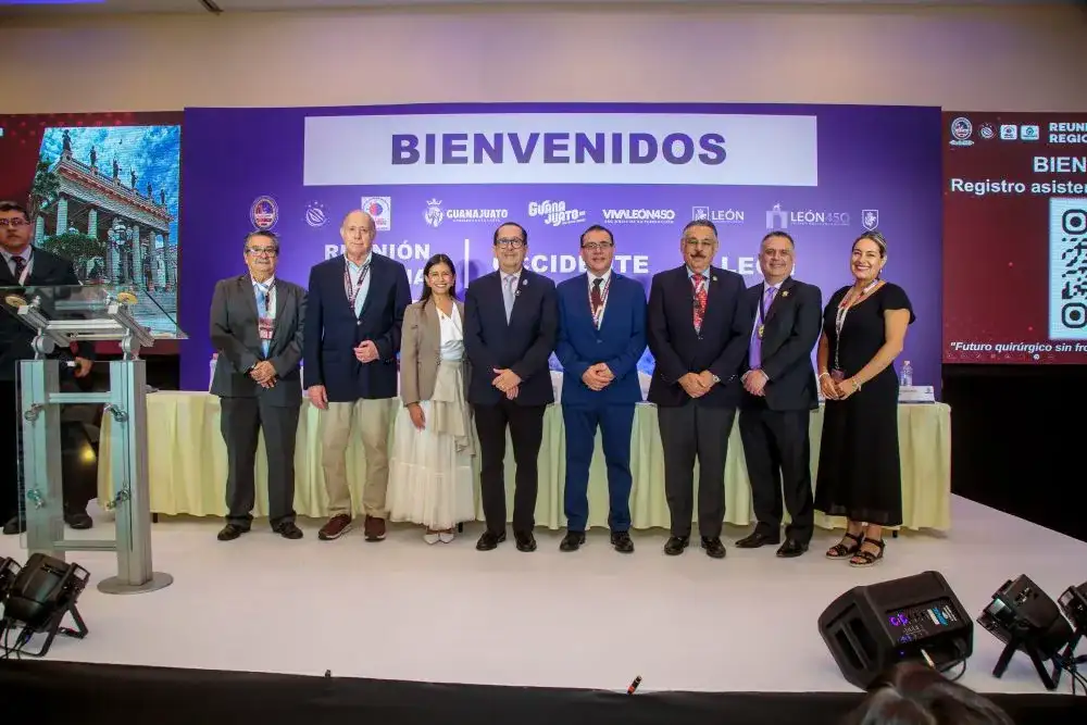 Cirujanos reunidos en evento académico en Guanajuato