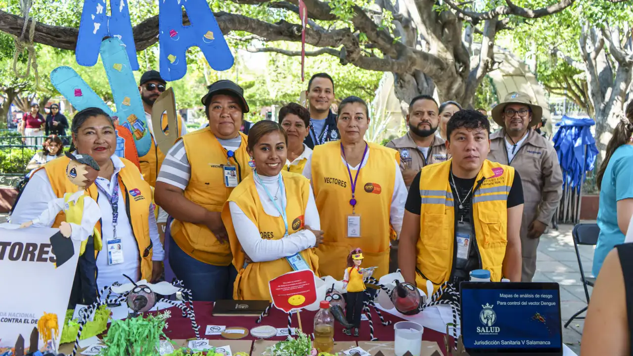Escolares y personal de salud durante una jornada de prevención del dengue en una escuela