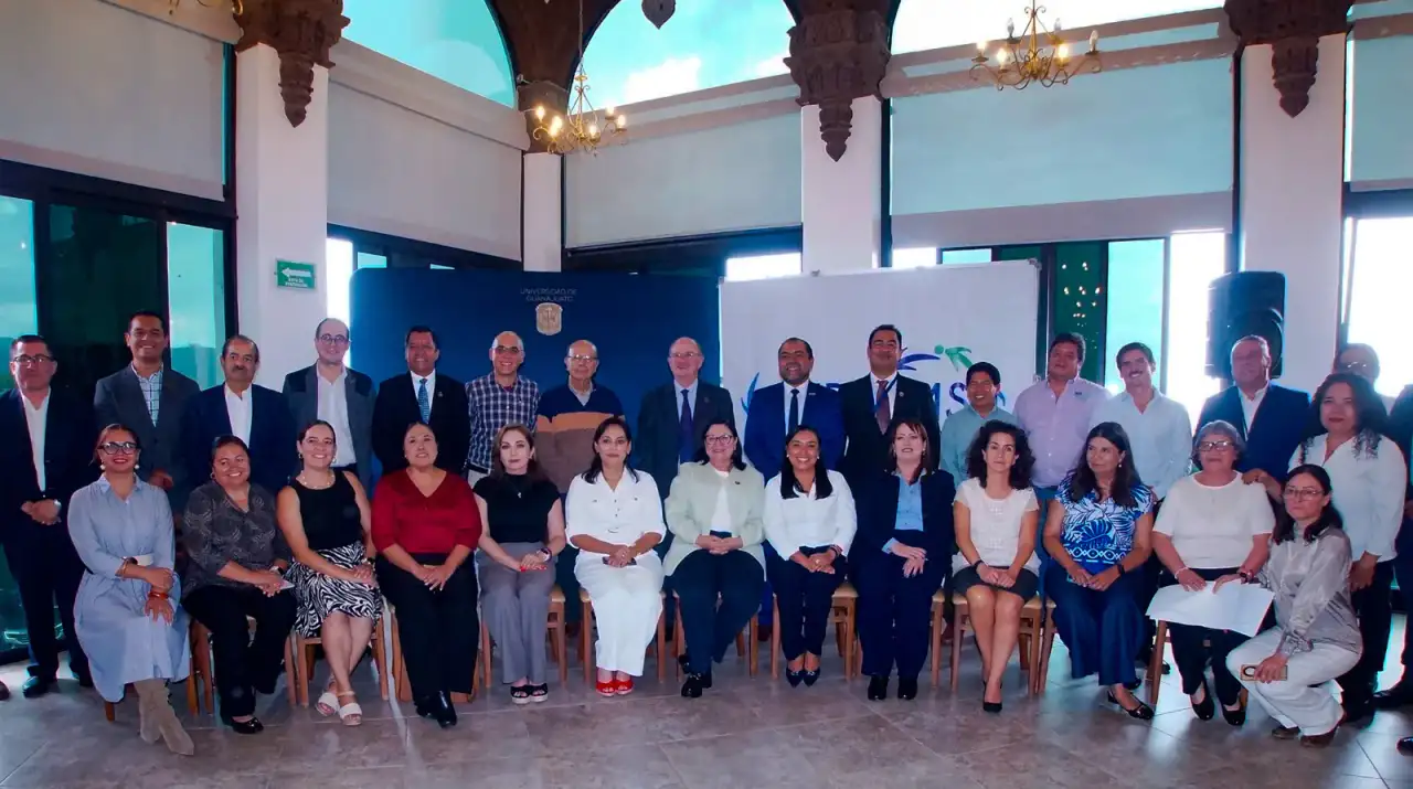 Estudiantes de preparatoria en un aula durante una sesión educativa en Guanajuato
