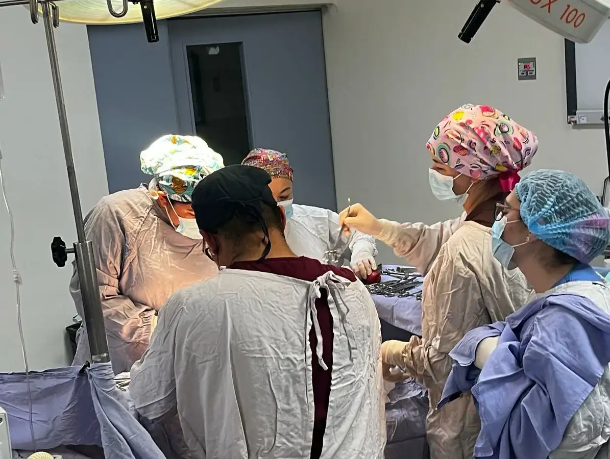 Personal médico durante un procedimiento de procuración de órganos en un hospital