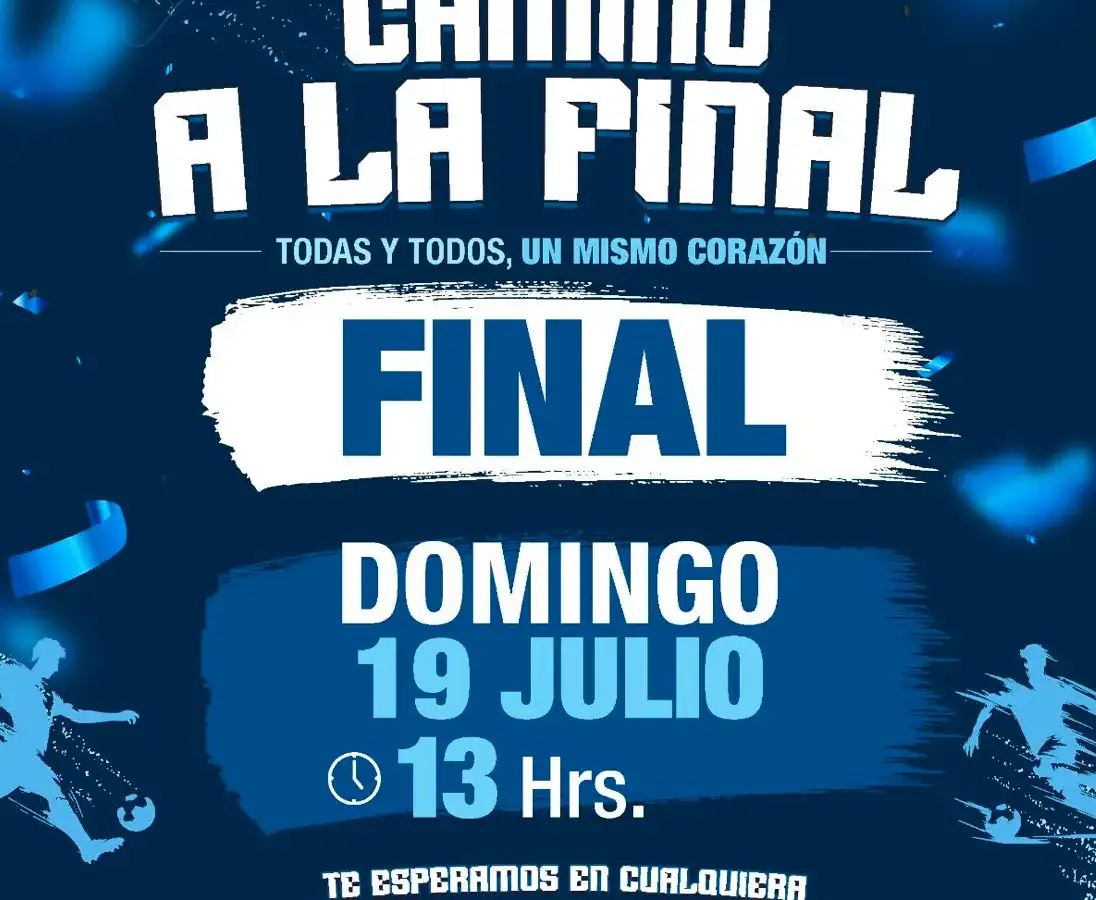Multitud reunida frente a una pantalla gigante en una plaza pública durante una transmisión futbolística