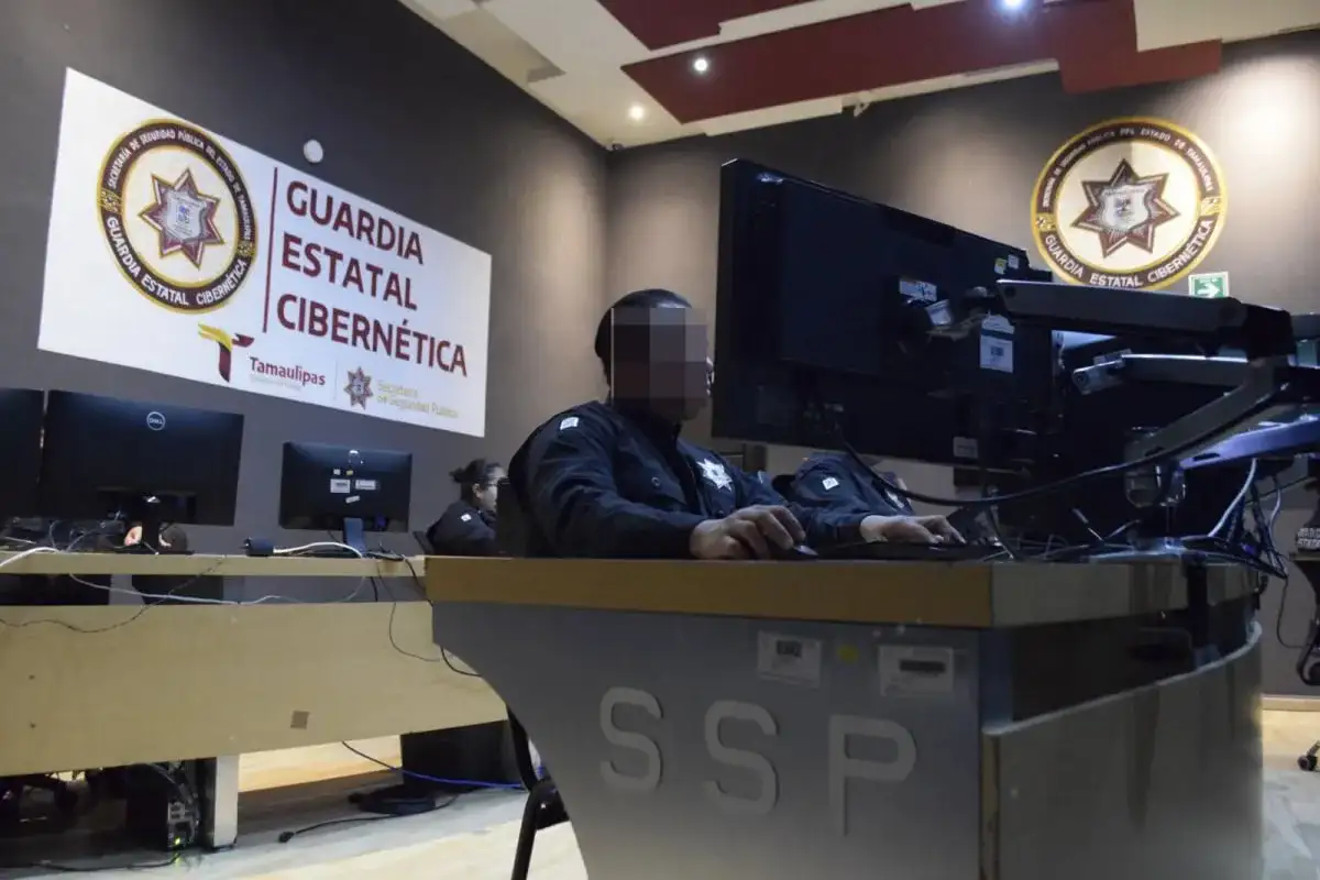 Personas realizando compras en línea durante el regreso a clases