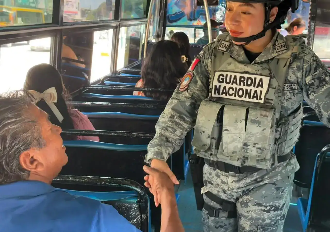 Camiones urbanos circulan por una avenida de Acapulco, Guerrero