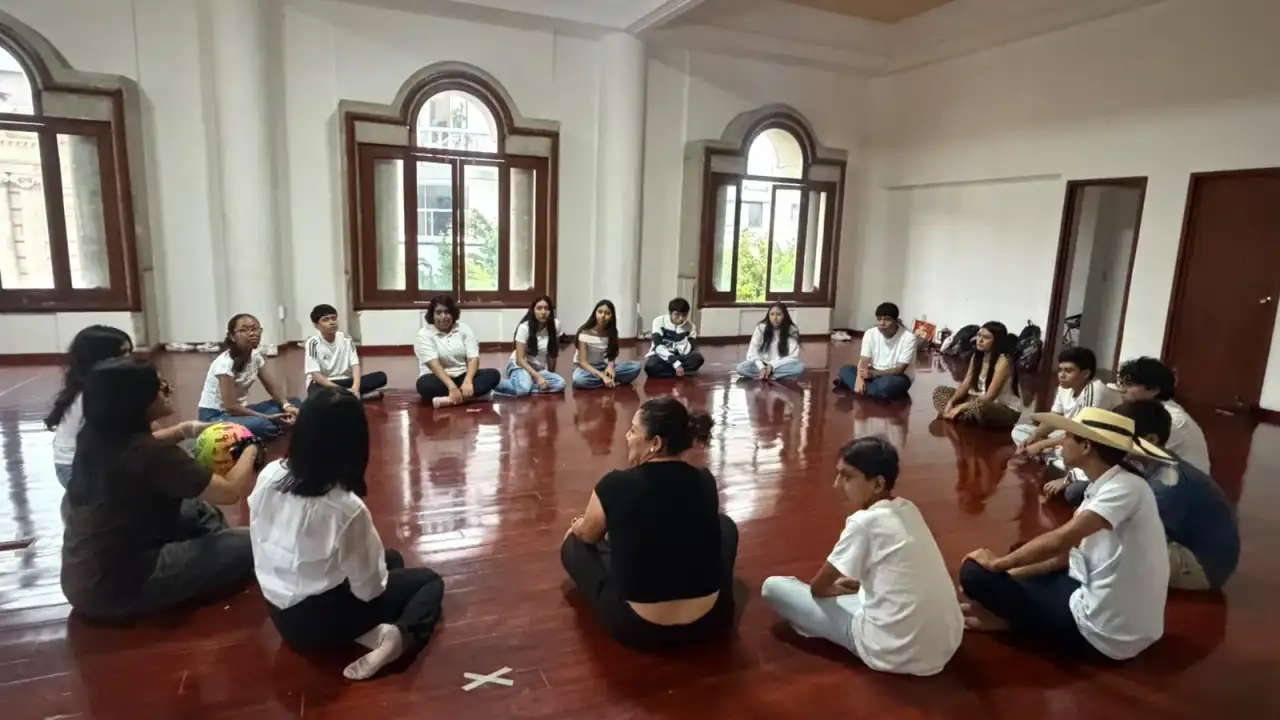 Jóvenes durante una actividad de formación artística en un centro cultural de Guerrero
