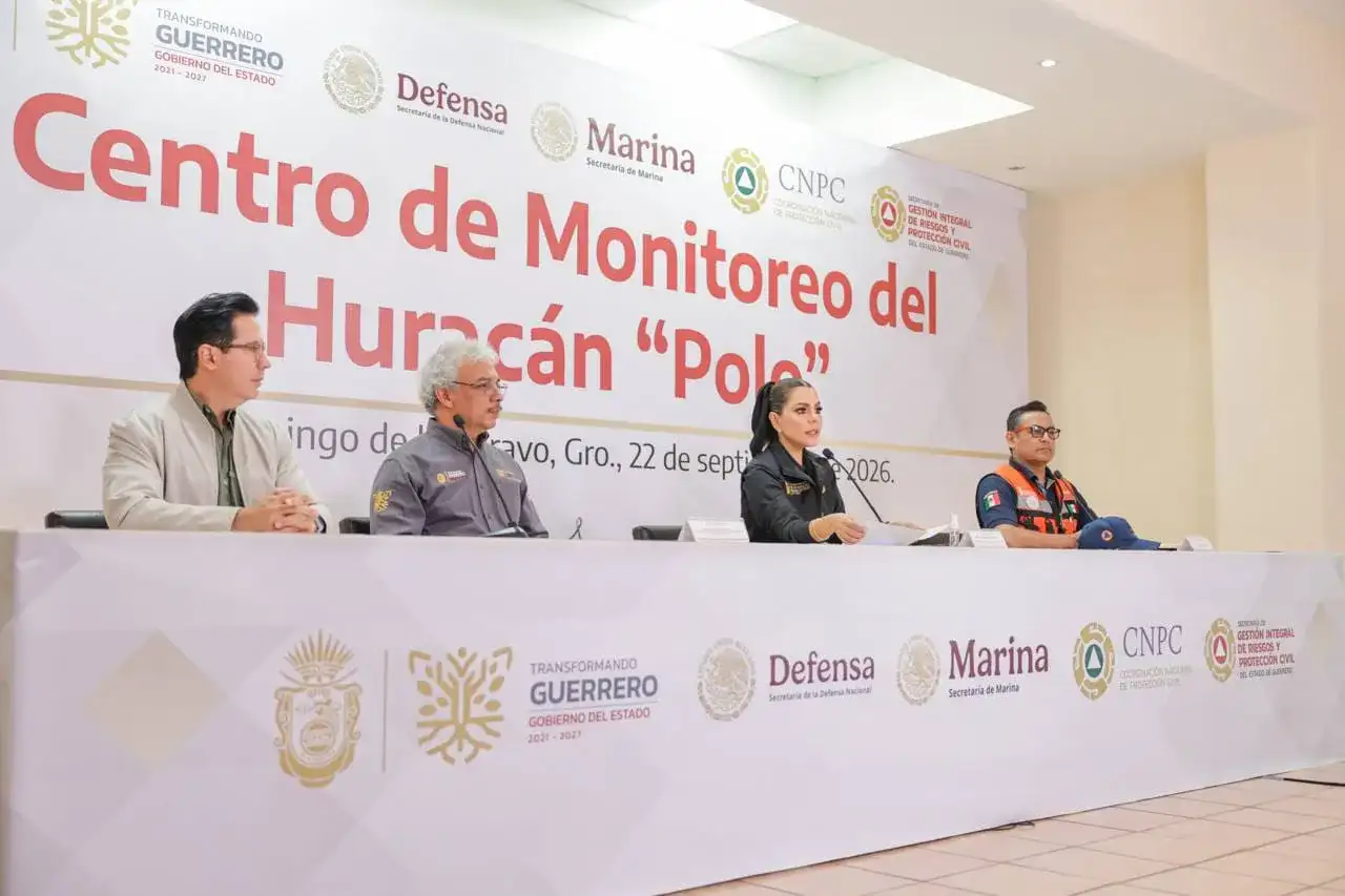 Autoridades de Guerrero durante el monitoreo del huracán Polo en el Centro de Monitoreo estatal