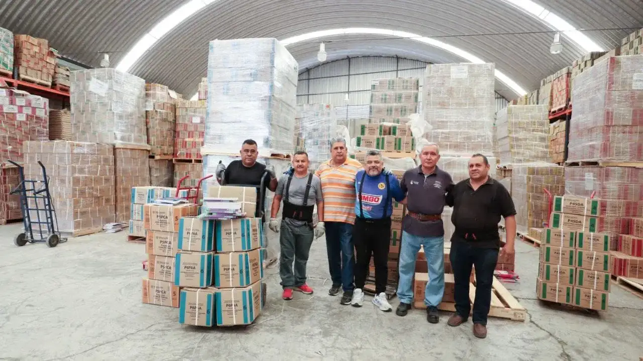 Pilas de libros de texto gratuitos en un almacén regional de Guerrero